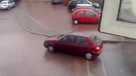 Kobieta + samoch&oacute;d + oblodzona ulica