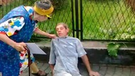 Oldskulowa babcia bije po głowie zalanego w trupa denata!!!