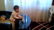 Co ogląda ta dziewczynka?