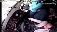 Kierowca autobusu dorabia sobie do wypłaty