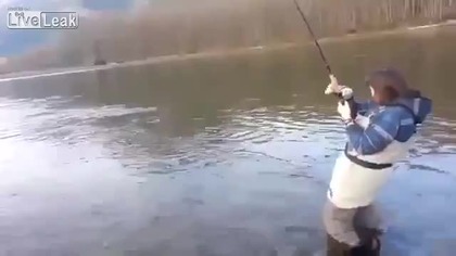 Kobieta pierwszy raz na rybach