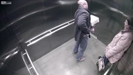 Policjant postrzelił się w windzie