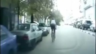 Skok na BMX'ie przez samoch&oacute;d