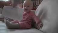 Dziecko śmieje sie z rozdzieranego papieru