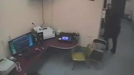 Kobieta pr&oacute;bowała poderznąć gardło policjantowi