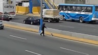 Policjant zatrzymuje ruch uliczny