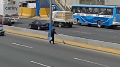 Policjant zatrzymuje ruch uliczny