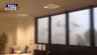 Tornado idzie na budynek - potęga natury!