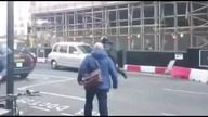 Cywil pr&oacute;buje zatrzymać złodziei 