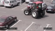 LASKA PARKUJE TRAKTOR POD TESCO