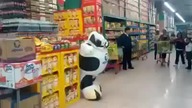 Tańcząca krowa w sklepie