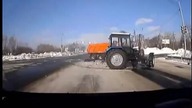 Wypadek rosyjskiego Kamaza z traktorem