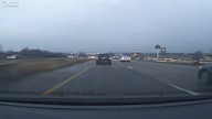 Efektowny wypadek na autostradzie