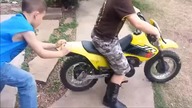 Dzieciak pierwszy raz na motocyklu 