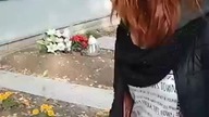 Dziewczyna pluje na każdy napotkany gr&oacute;b