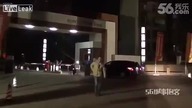 Pijany Azjata, atakuje z dwoma tasakami po ulicy, przechodni&oacute;w 