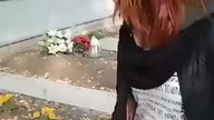 Karygodne zachowanie młodej kobiety  Pluje na groby walczących o niepodlgełość Częstochowy 