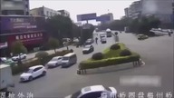 Samoch&oacute;d osobowy zmiażdżony przez dwie betoniarki 