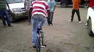 Murzyn na BMX-ie