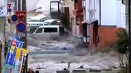 Wstrząsające nagranie wdzierającego się do miasta tsunami