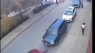 Auto zgniata człowieka z dzieckiem