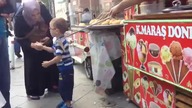 Sprzedawca lod&oacute;w trolluje dzieciaka