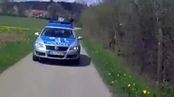 Niemiecka policja pr&oacute;buje zatrzymać skuter