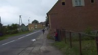 Kradzież chips&oacute;w przez g&oacute;wniarza w sklepie