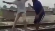 Nieudana pr&oacute;ba ściągnięcia kolegi z tor&oacute;w (+18)