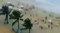 Tornado dosłownie zmiotło plażowiczów!