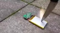Dziurawienie baterii od telefonu to kiepski pomysł  