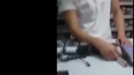 Klient drwi z naćpanego sprzedwacy
