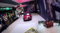 Idiota na motorze przejechał przez galerię handlową