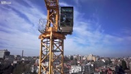 Zdenerwowany operator dźwigu