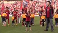 Dziewczynka z potężnym głosem porywa stadion