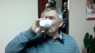 Dziadek prezentuje trik imprezowy