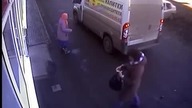 Dlaczego nie należy rozmawiać przez kom&oacute;rkę na ulicy