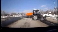 Traktor vs  samoch&oacute;d ciężarowy