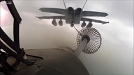 F - 18 tankuje podczas lotu
