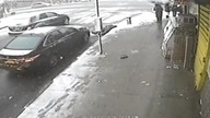 Taks&oacute;wka potrąca pieszego (+18)