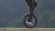 Ryzykowny i niebezpieczny przejazd monocyklem