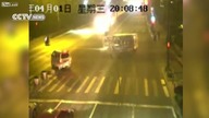 Ludzie ratują przygniecionego motocyklistę