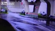 Samoch&oacute;d spada z wiaduktu