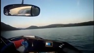 Szalone surfowanie za własną łodzią