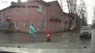 Dziecko wypada z jadącego samochodu