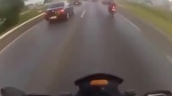 Motocyklista dostaje oderwanym kołem