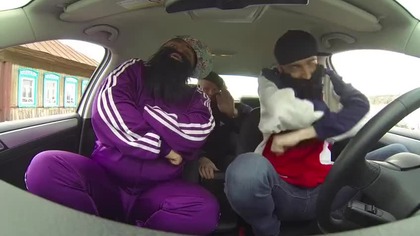 Rosjanie odwzorowują teledyski w samochodzie