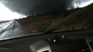 Kierowca spotyka ogromne tornado na autostradzie