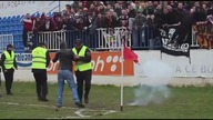 Kozak pr&oacute;buje podwędzić flagę kibicom z drużyny przeciwnej
