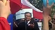 Tak się powinno witać tego Zdrajce NARODU POLSKIEGO ;)